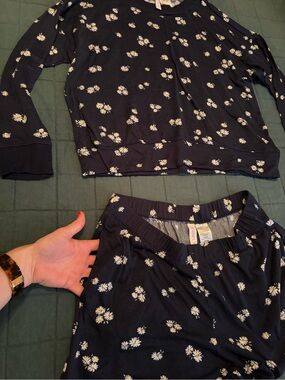 Woman’s Navy Blue Floral Daisy Top and Bottom Set